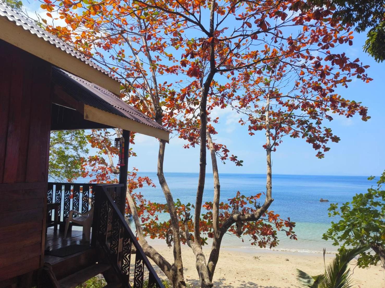 Kohjum Seafront Resort Koh Jum Exterior foto