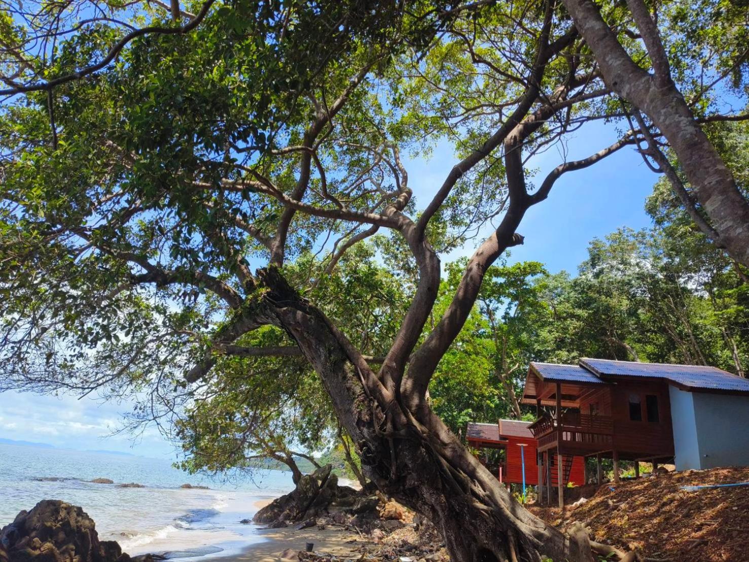 Kohjum Seafront Resort Koh Jum Exterior foto